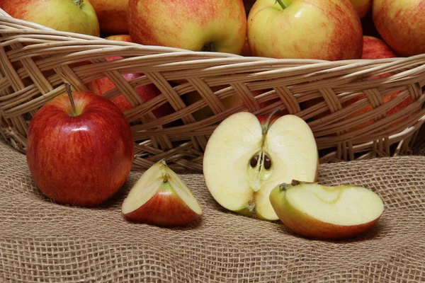 Imagen Cerca Manzanas Canasta Mimbre — Foto de Stock