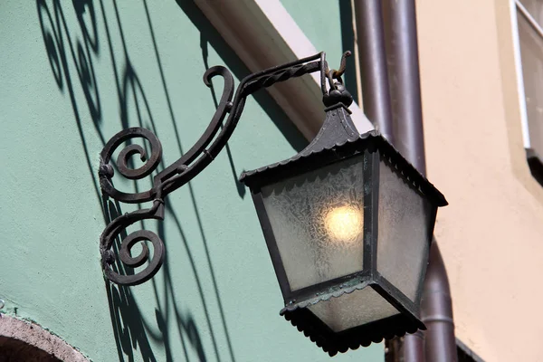 Antiguas Farolas Iluminan Camino Para Los Transeúntes —  Fotos de Stock