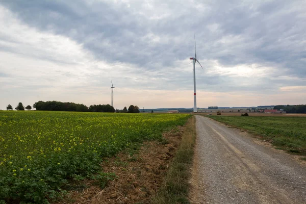 Wiatraki Pięknym Wiejskim Polu — Zdjęcie stockowe