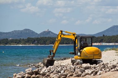 İş yerinde ekskavatör / Sahilde çalışan ekskavatör
