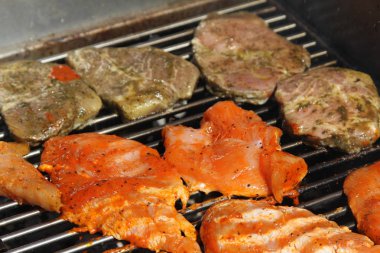 Et ve sosis ızgarada kızartılır.