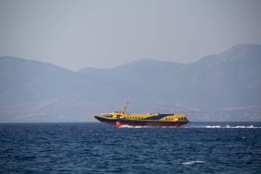 Güzel mavi denizde tekne 