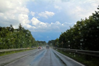 Yol araba penceresinden / yağmurlu havalarda Autobahn