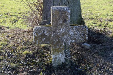 Eski bir taş bir ağacın altında tarafından yolun karşısına..