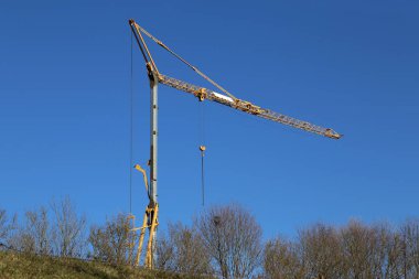 Vinç. Bir mavi gökyüzü arka plan üzerine Vinç.