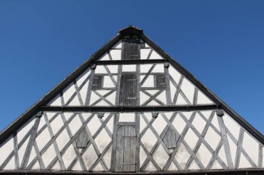 Pencereli kahverengi bina