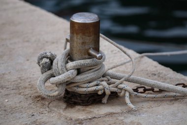 İskelede bir tekne bağlamak için halat