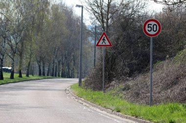 Yol işaretleri / Yol kenarında tabelalar ile sarma yol