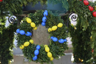 Renkli yumurtalarla süslenmiş dallar, paskalya konsepti