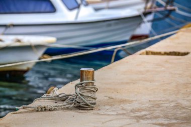 İskelede bir tekne bağlamak için halat