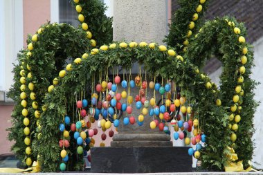 Renkli yumurtalarla süslenmiş dallar, paskalya konsepti