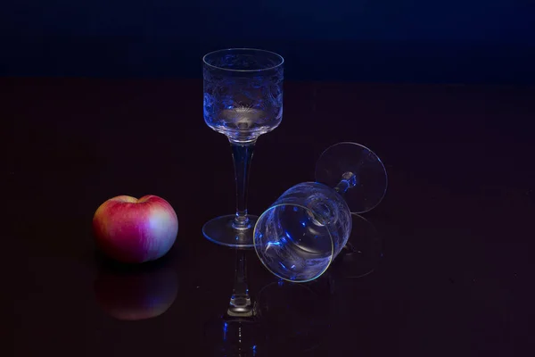 配配眼镜和紫罗兰色调的苹果 — 图库照片