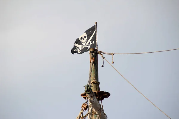 Pirate Flag Ontwikkelt Zich Achtergrond Van Blue Sky — Stockfoto