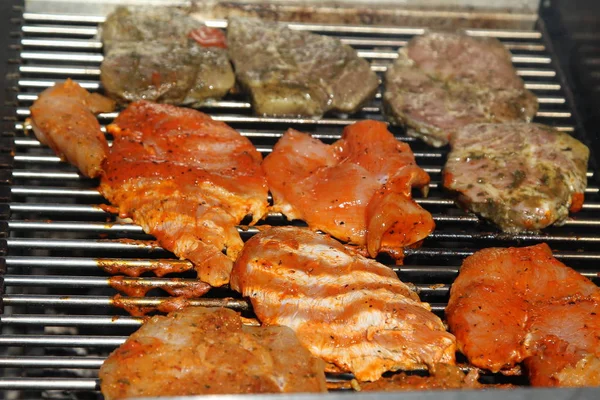 Mięso Kiełbaski Smażone Grillu — Zdjęcie stockowe