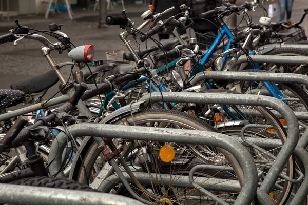 Cykel Parkering Byen - Stock-foto