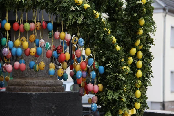 Renkli Yumurtalarla Süslenmiş Dallar Paskalya Konsepti — Stok fotoğraf