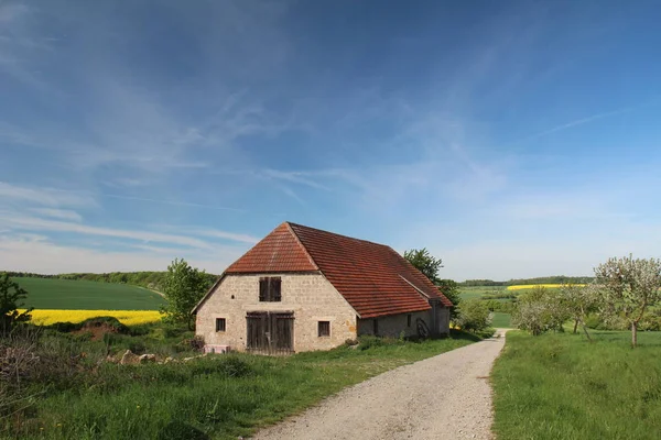 Villaggio Nel Paesaggio Rurale Calmo — Foto Stock