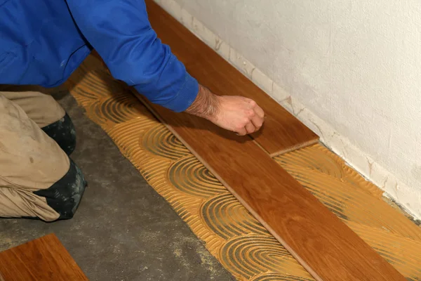 Parquet Flooring Worker Laying Parquet Flooring — Stock Photo, Image