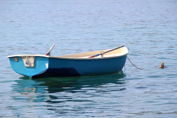 Синій Рибальський Човен Стоїть Тихому Озері — стокове фото