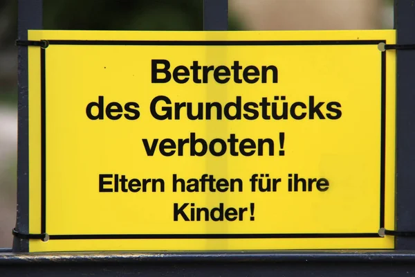 Uyarı Metin Işareti Hiçbir Arazi Izinsiz Ebeveynler Çocuklardan Sorumludur Almanca — Stok fotoğraf