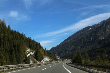 Arka planda karlı dağlar ile dağlık yol