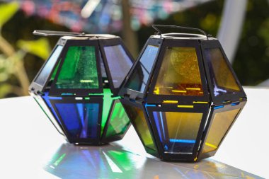 Masanın üzerine Dekoratif lambalar vardır