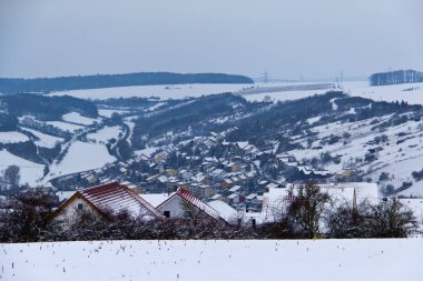 Karlı kırsal arazide köy