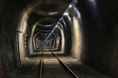 Tünelde eski demiryolları