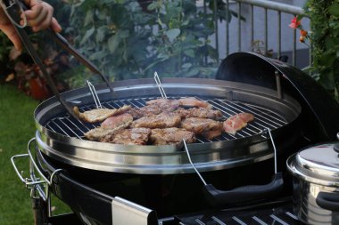 Kısmi pişirme et ızgara adam görünümünü 