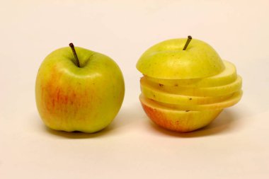 Beyaz arka plan üzerinde izole tam elma ile elma dilimli