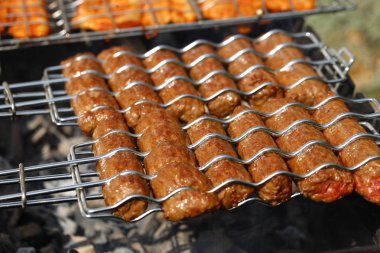 Açık havada ızgarada pişirme sosis 