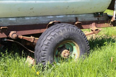 Tekerlekli traktör sepeti üzerinden