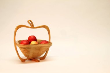 Dekoratif sepet beyaz arka plan üzerinde izole içinde sulu kırmızı elmalar