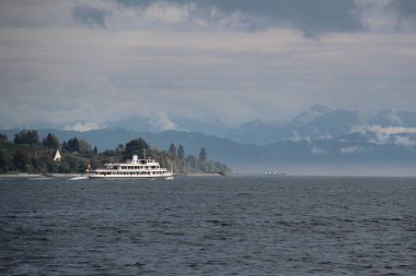 Bulutlu bir günde Bodensee Gölü / Çok bulutlu ve yağmurlu bir günde Bodensee Gölü'nün resmi