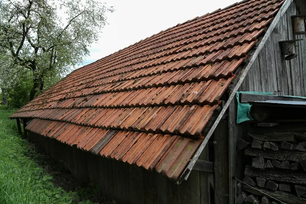 石头房子上的旧瓷砖屋顶 — 图库照片