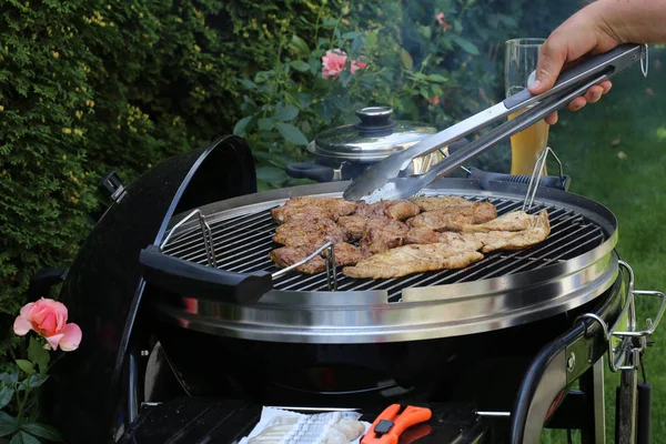 Przycięte Zdjęcie Strzał Człowieka Gotowania Mięsa Grillu — Zdjęcie stockowe