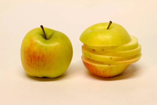 Pomme Tranchée Avec Pleine Pomme Isolée Sur Fond Blanc — Photo