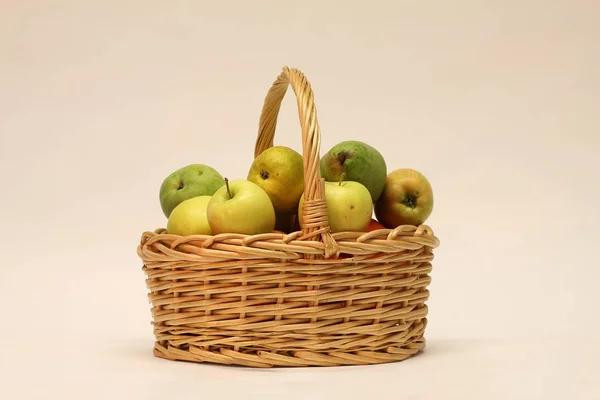 Cesta Mimbre Con Montón Manzanas Aisladas Sobre Fondo Blanco — Foto de Stock