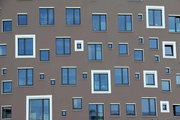 多くの窓を持つモダンな家 — ストック写真