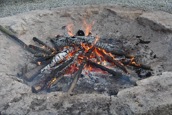 Brand, vlam en hete brandhout voor grillen — Stockfoto