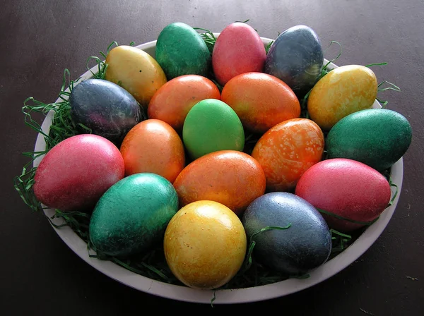 Разноцветные Яйца Тарелке Столе Пасхальная Концепция — стоковое фото
