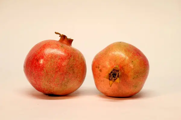 Deux Grenades Mûres Isolées Sur Fond Blanc — Photo