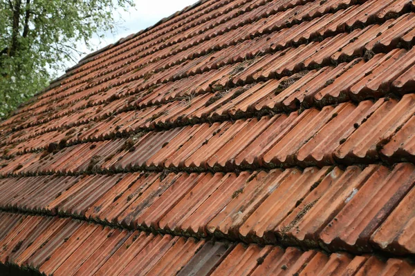 村屋的红色老屋顶 全框架 — 图库照片