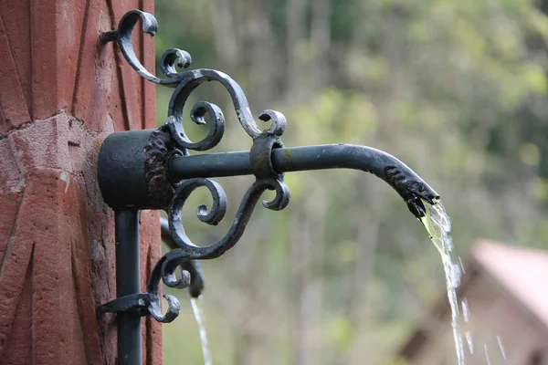 Wasserhahn Wasser Aus Dem Brunnenhahn — Stockfoto