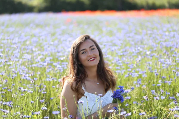 Retrato Uma Jovem Campo Azul Cornflower — Fotografia de Stock