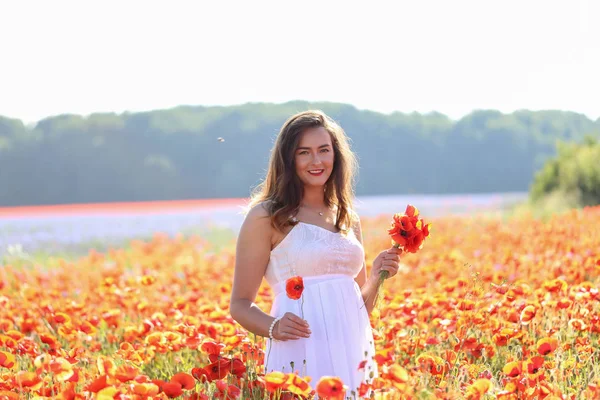 Retrato de uma jovem. A menina no campo de papoula — Fotografia de Stock