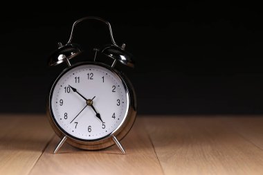 Karanlık bir arka plan üzerinde eski çalar saat