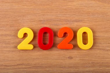 2020 yıl. Renkli plastik sayıları toplanan.