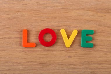 Kelime aşk renkli plastik mektuplar dışarı atılır