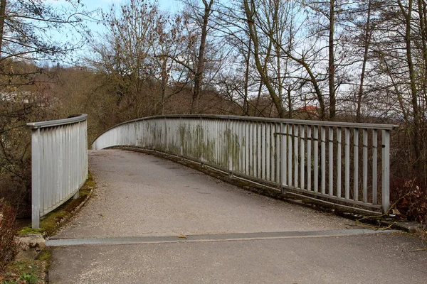 A gyalogosok, a park gyönyörű hidak — Stock Fotó